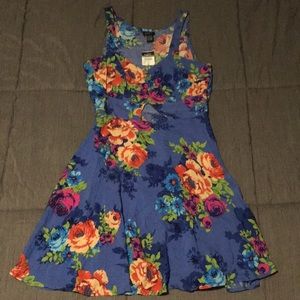 ⭐️ NEW Floral keyhole mid-length dress sz Medium